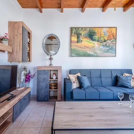 Lovely Maisonette In The Village